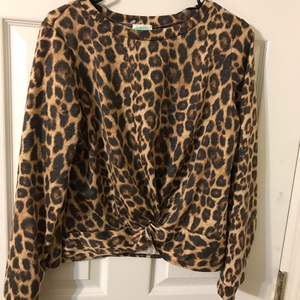 Dee Elly knot front top.